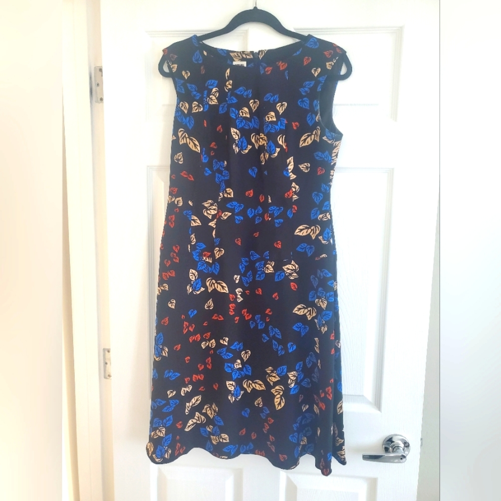 Anne Klein Sheath style A line dress Size 10.   Slimming darts in mid.